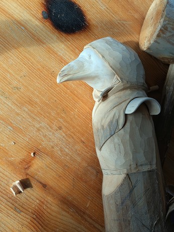 The eyes are more detailed, the clothes for the hood too. It has now a left shoulder armor.